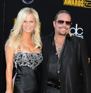 Vince Neil's Wife, Age, Height, Weight, Net Worth, Career, And More